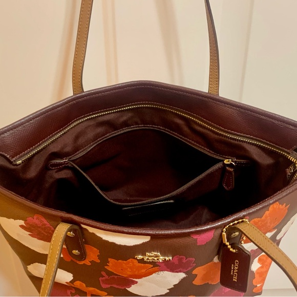 Coach City Zip Tote in Field Flora Print 
NWOT- RETIRED 2016 - Picture 11 of 13